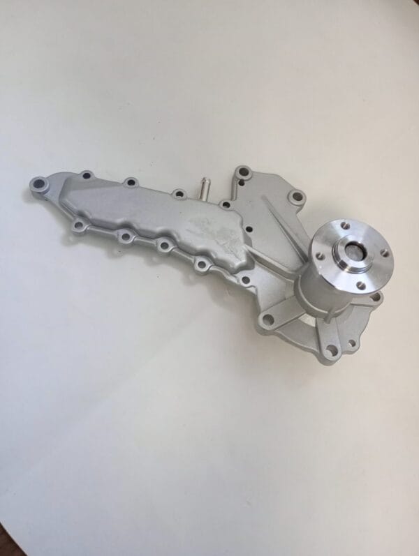 Pompa apa Kubota D1703 D1803 V2403-8 cu tub inclus pentru sistem racire motor industrial
