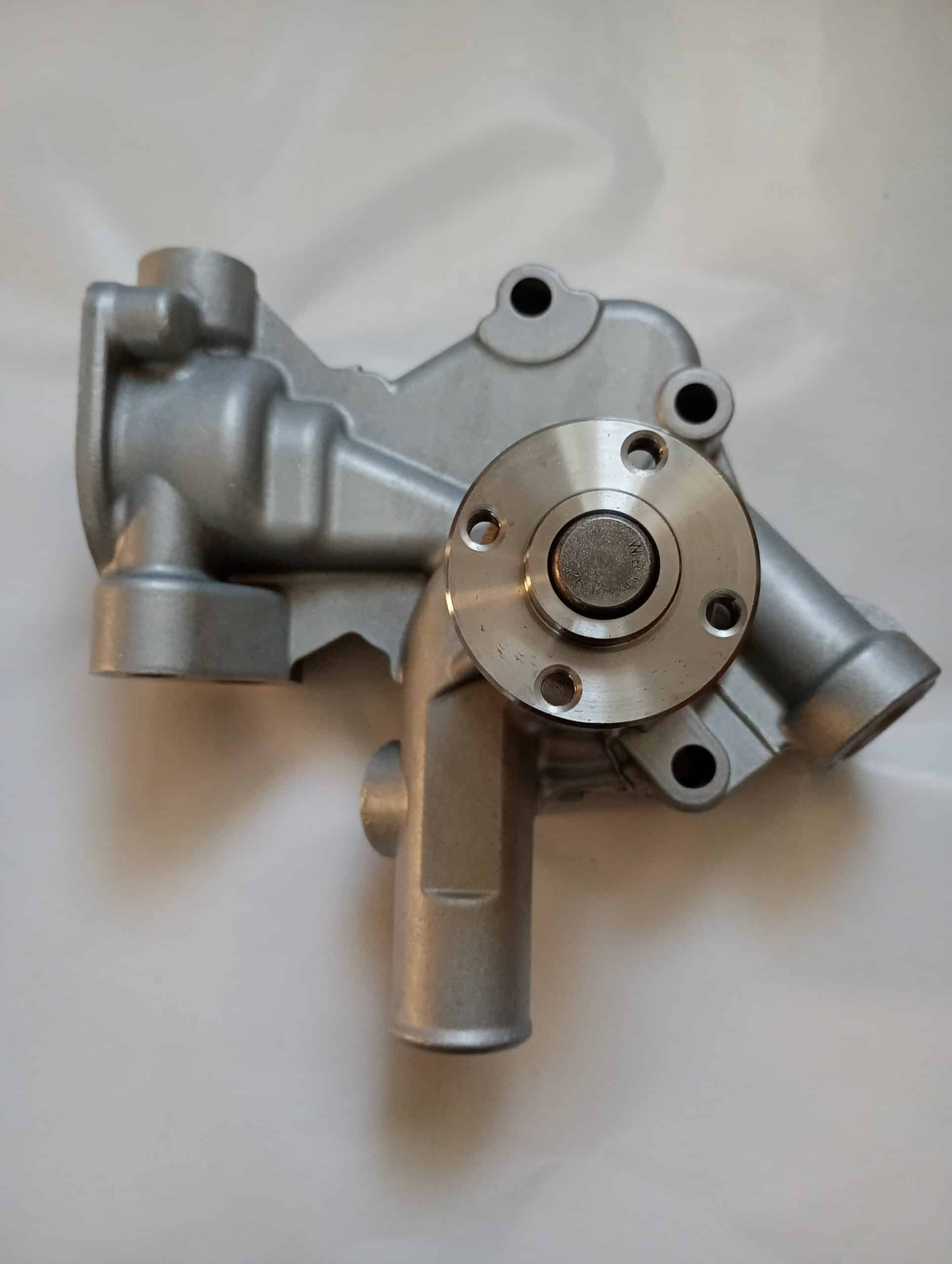 17405599512396974484980251460717 Pompa apa Yanmar 2TNE68 cod 119520-42000 piesa noua motor industrial