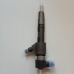 Injector Kubota V2203 original cod 0445110777 piesa motor diesel noua Romania