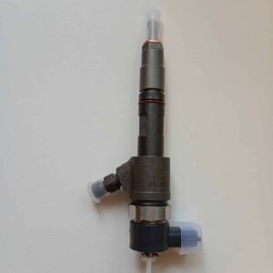 Injector Kubota V2203 original cod 0445110777 piesa motor diesel noua Romania