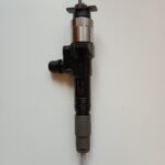 Injector Kubota V3800-DI cod 1J500-53050 095000-6800 piesa originala motor diesel industrial