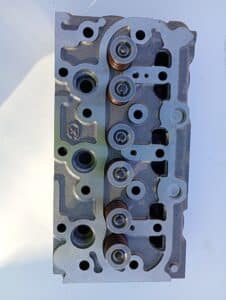 Chiulasă motor Kubota D950 – piesa japoneză care ține tractorul și excavatorul în lucru continuu