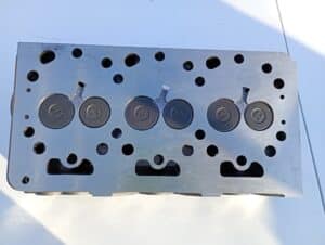 Chiulasă motor Kubota D950 – piesa japoneză care ține tractorul și excavatorul în lucru continuu - imagine 2