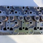 Chiulasă motor Kubota D1703 + Garnitură chiulasă metalică – OEM Original | Bobcat, Kubota, Bomag | MotoareIndustriale.com