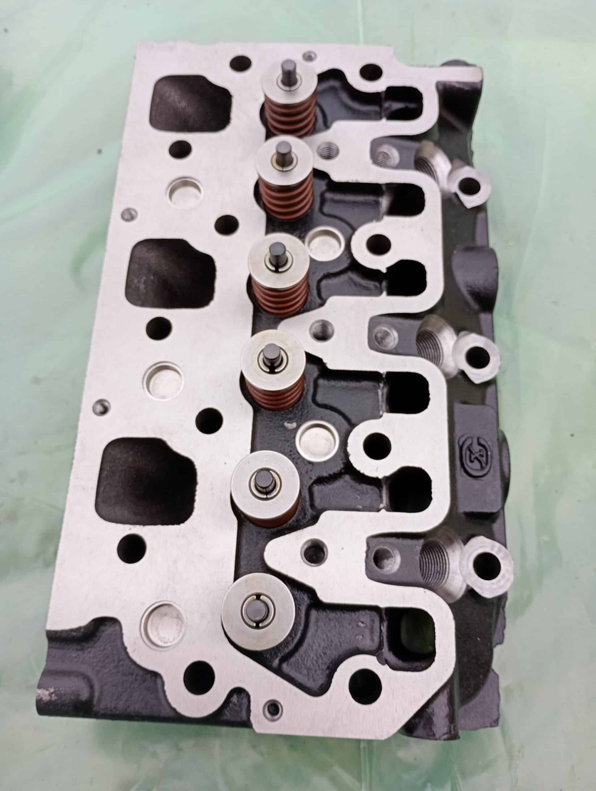 Chiulasa Perkins 403-15 completa compatibila Caterpillar 301.8 JCB 8018 Terex - piesa noua premium